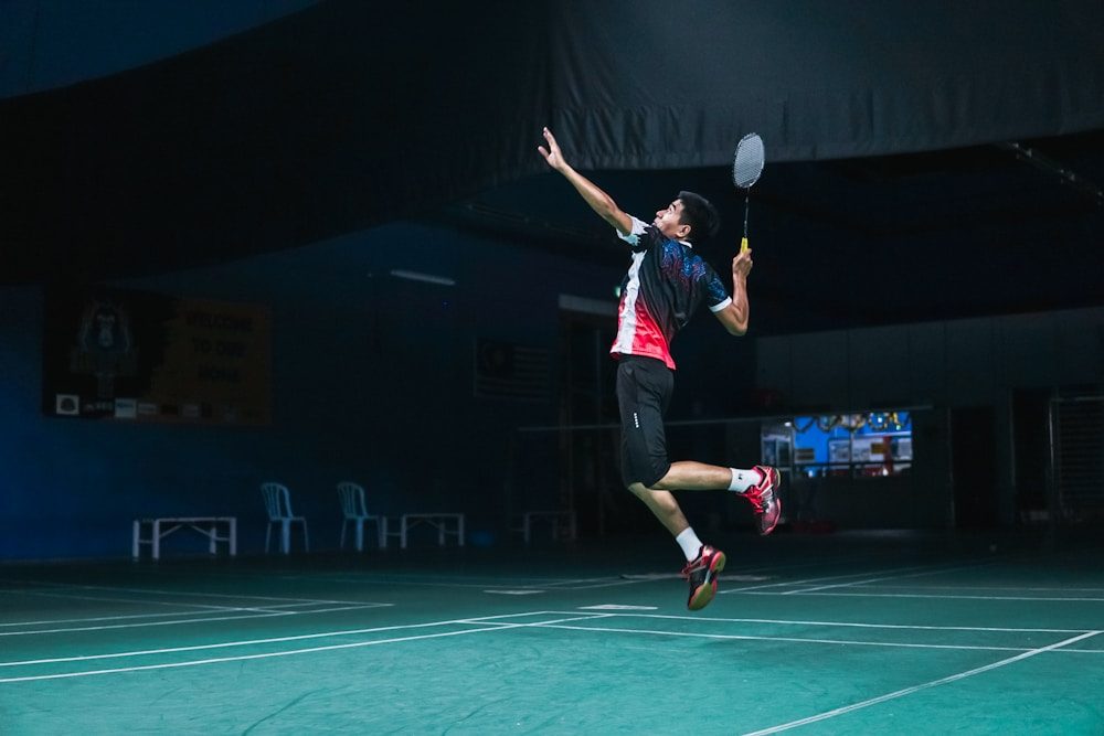 Hombre jugando badmintong, hombre saltando, Tenis,